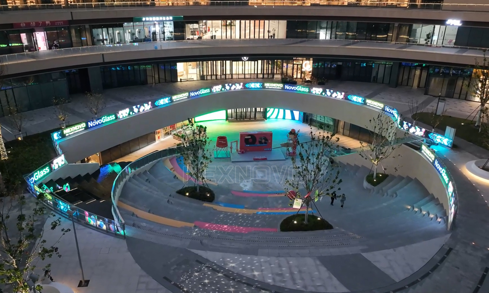 德清银泰城下沉广场与晶泓光电玻璃.jpg